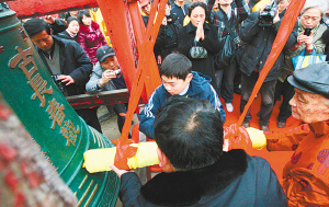 99岁老人撞响长春观祈福首钟-道音文化