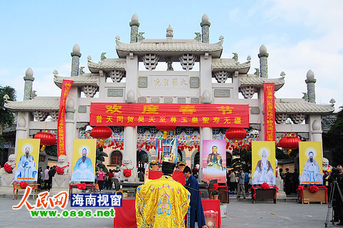 上万游客齐聚文笔峰祈福 共享民俗文化盛宴