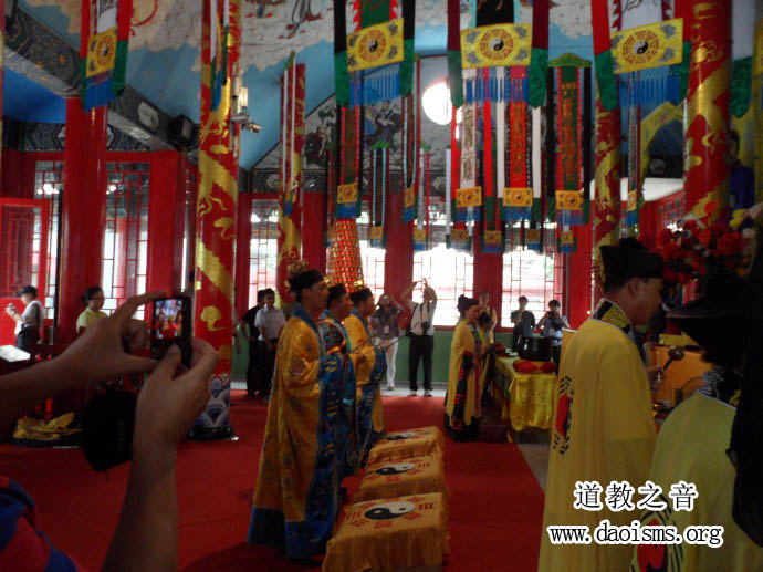 东亚道文化国际学术研讨会代表参访鹿泉十方院