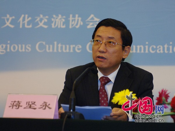 中华宗教文化交流协会副会长兼秘书长蒋坚永介绍情况。中国网 董德 摄