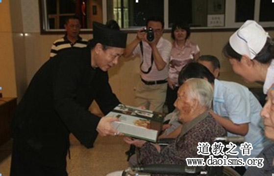 北京弘道济世专项基金开展中秋送爱心活动