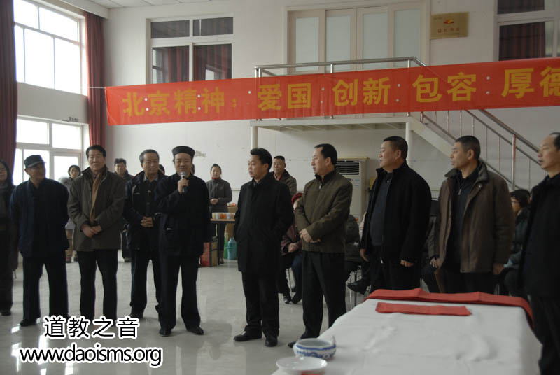 北京市道教协会道家书画艺术委员会16日举行下乡送春联活动