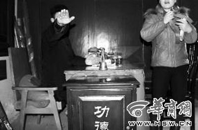 武侯祠内假道士诱导游客“烧高香”(图)