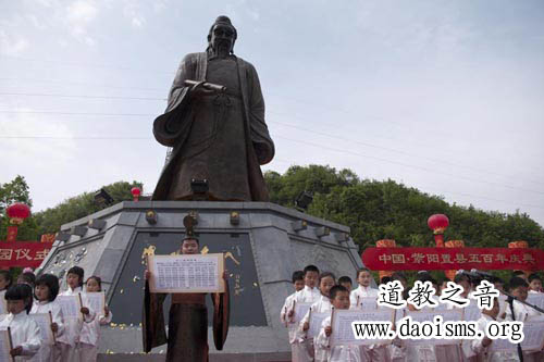 紫阳县举行了置县500年盛大庆典暨紫阳真人像落成仪式