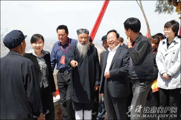 任法融会长视察凤凰山文化活动广场建设情况