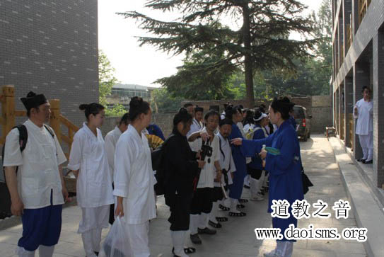 “武汉道教高功音乐学习班”举办攀登西岳华山活动