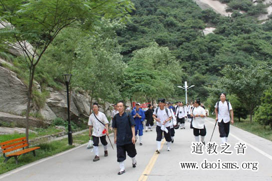 “武汉道教高功音乐学习班”举办攀登西岳华山活动