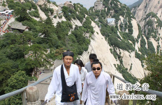 “武汉道教高功音乐学习班”举办攀登西岳华山活动