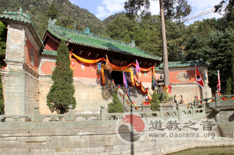 现存主要建筑有宫门,碑亭,崇台,大殿,父母殿等.