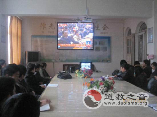 上海宗教界人士认真收看十八大开幕式