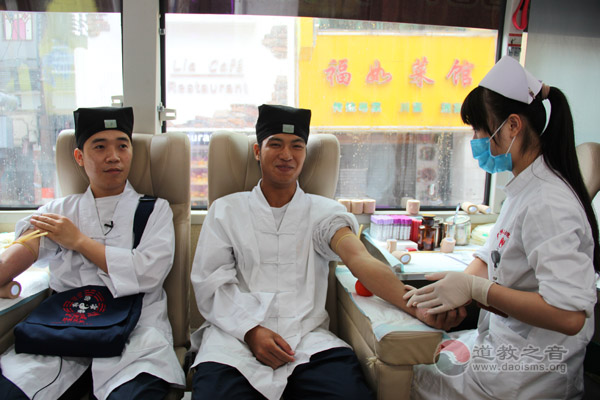 广州道教上善义工社为“7·15”公交爆炸案伤者献血
