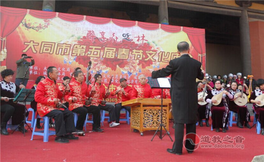 正月十五下午，由大同市老年体育协会和大同市群众艺术馆在华严广场戏台演出精彩的大型歌舞节目