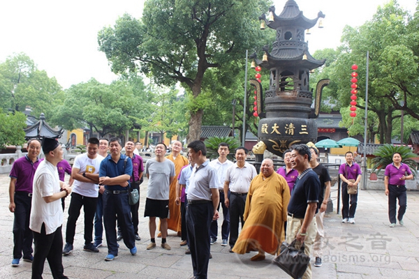 陕西宝鸡宗教局调研员一行到苏州玄妙观参访