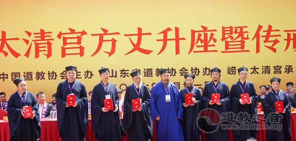李宗贤方丈大律师为律坛八大师、首座大师和护坛大师颁发聘书