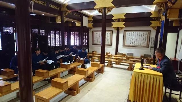 上海道教学院实习组学员组织学习新宗教事务条例