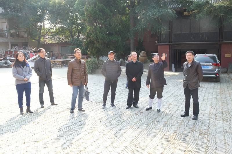 江苏省常州市武进区政协主席江建文,副主席单骏初等一行领导在横山桥