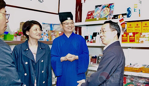 上海市政协主席董云虎到上海城隍庙走访调研