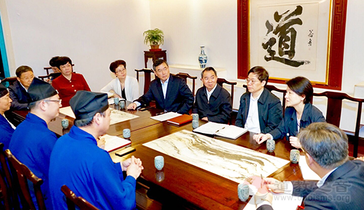 上海市政协主席董云虎到上海城隍庙走访调研