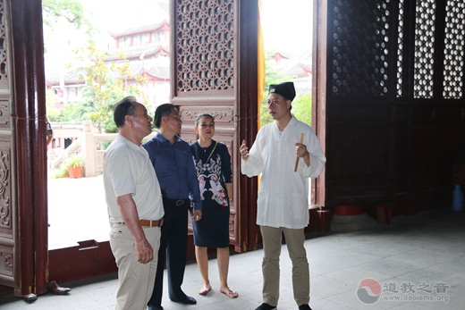 柬埔寨友好客人一行来上海东岳庙参访交流
