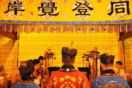 上海城隍庙举办中元节赠“平安米”活动_城隍庙-平安-道教-上海-中元节