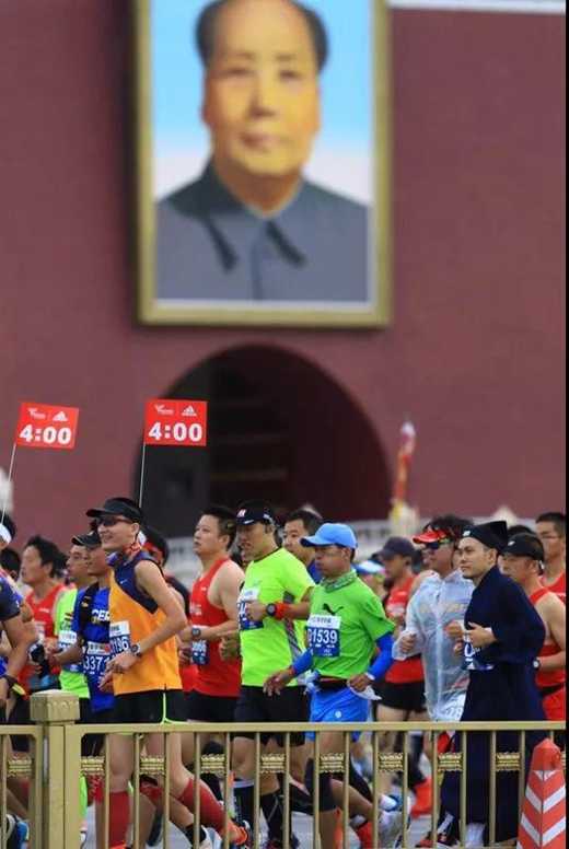 中国道教学院研究生学员李宁参加北京马拉松比赛_道教-马拉松-中国-学院-天安门广场
