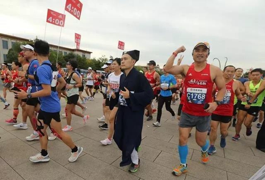 中国道教学院研究生学员李宁参加北京马拉松比赛