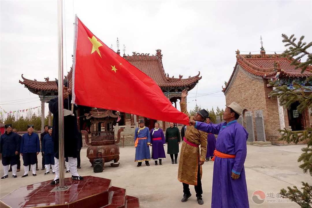 蒙汉信众在陕西升旗
