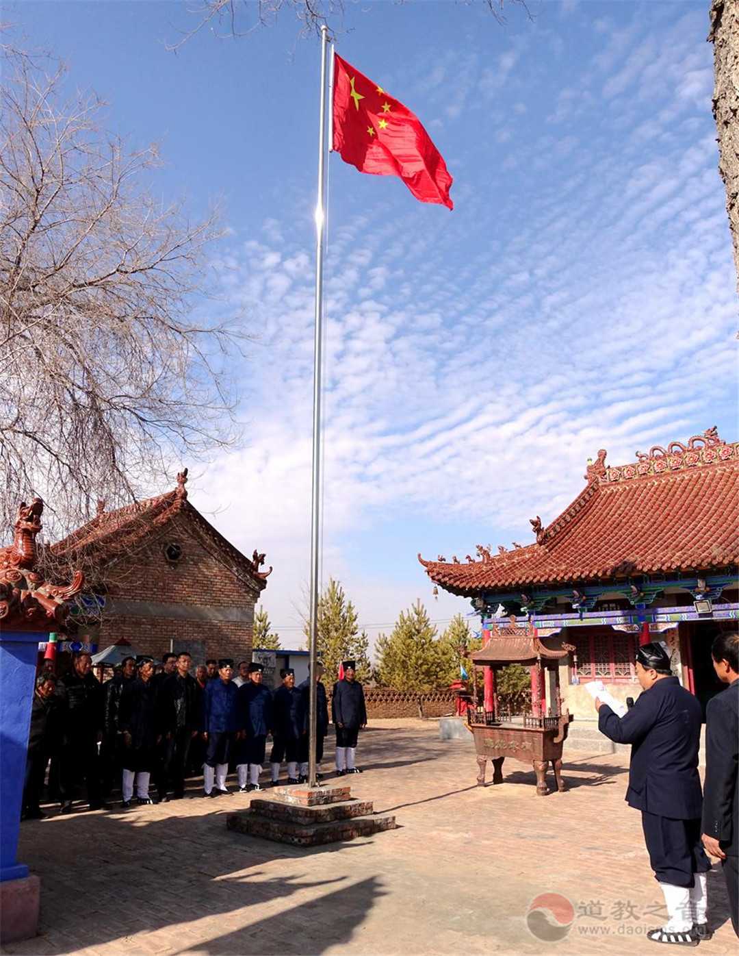 蒙汉信众在陕西升旗