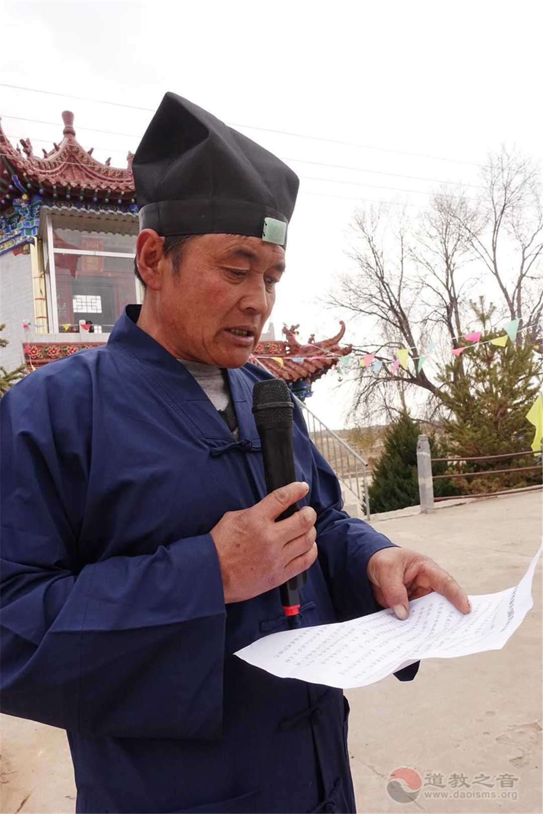 蒙汉信众在陕西升旗