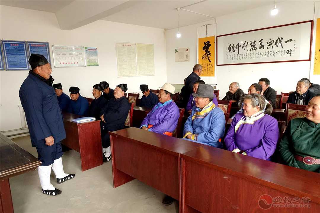 蒙汉信众在陕西升旗