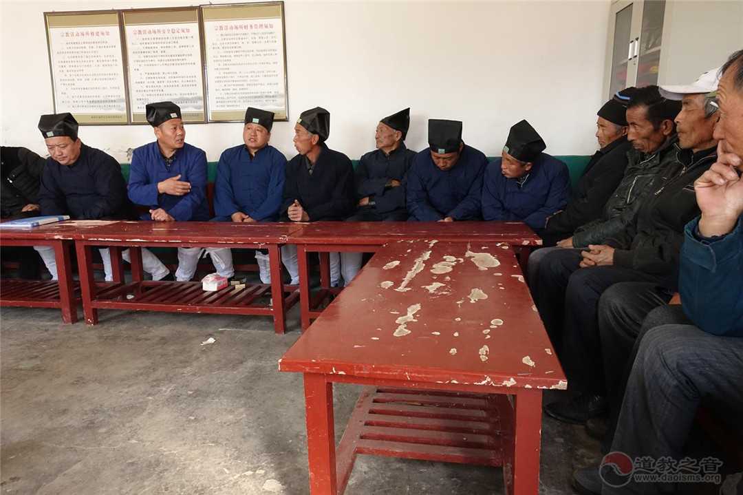 蒙汉信众在陕西升旗