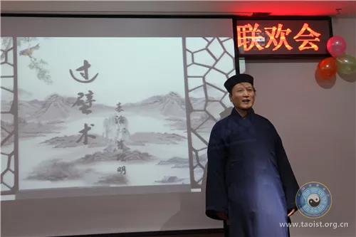 崔理明老师表演变戏法《过壁术》