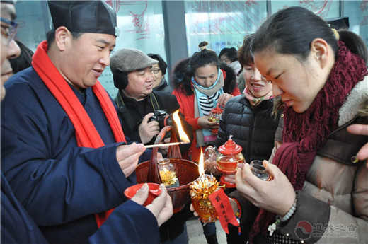徐州市道教协会为信众分灵“新年第一火”