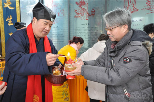 徐州市道教协会为信众分灵“新年第一火”