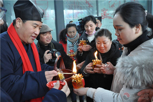 徐州市道教协会为信众分灵“新年第一火”