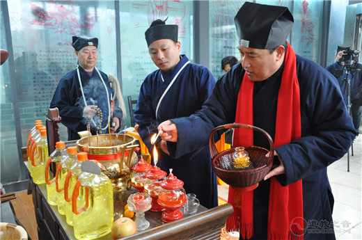徐州市道教协会为信众分灵“新年第一火”