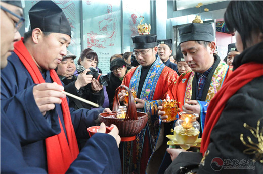 徐州市道教协会为信众分灵“新年第一火”