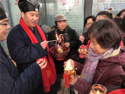 徐州市道教协会为信众分灵“新年第一火”