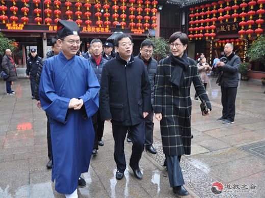 黄浦区委副书记、区长巢克俭走访上海城隍庙