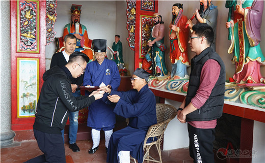 全真嗣龙门派福建龙岩乾云坛举行皈依仪式