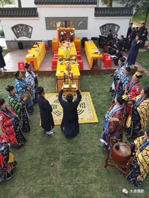 武汉大道观为四川凉山森林火灾中献身的30名救火英雄们诵经超度