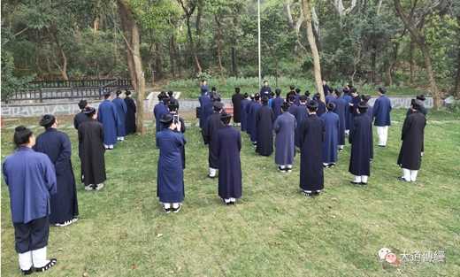武汉大道观为四川凉山森林火灾中献身的30名救火英雄们诵经超度