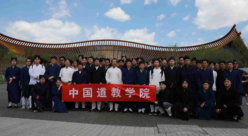 中国道教学院学员参观北京世界园艺博览会.jpg
