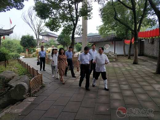 江苏省委统战部副巡视员王耀强一行领导视察白龙观