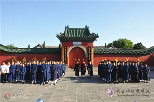 武当山道教学院举行升国旗仪式庆祝建党98周年