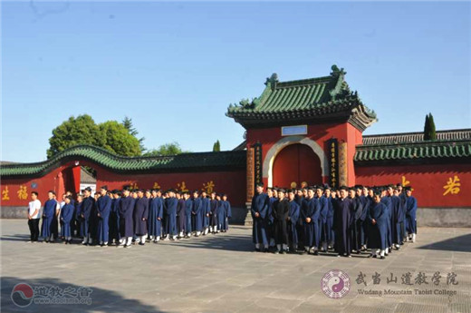 武当山道教学院举行升国旗仪式庆祝建党98周年