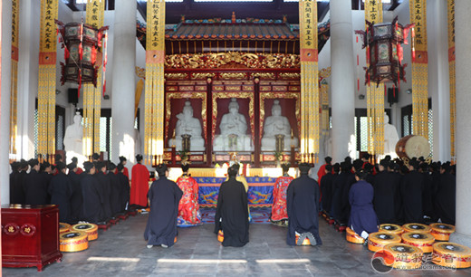南岳坤道学院举行新生开学升国旗仪式及纪念抗日战争胜利74周年和平祈福法会