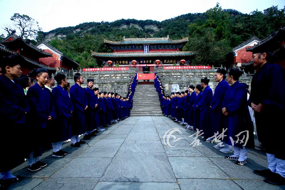 武当山道教协会举行升国旗仪式庆祝新中国成立70周年