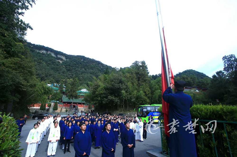 武当山道教协会举行升国旗仪式庆祝新中国成立70周年