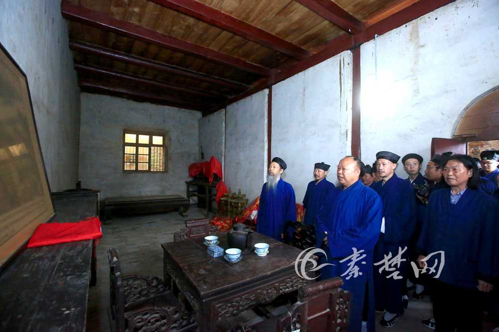 武当山道教协会举行升国旗仪式庆祝新中国成立70周年